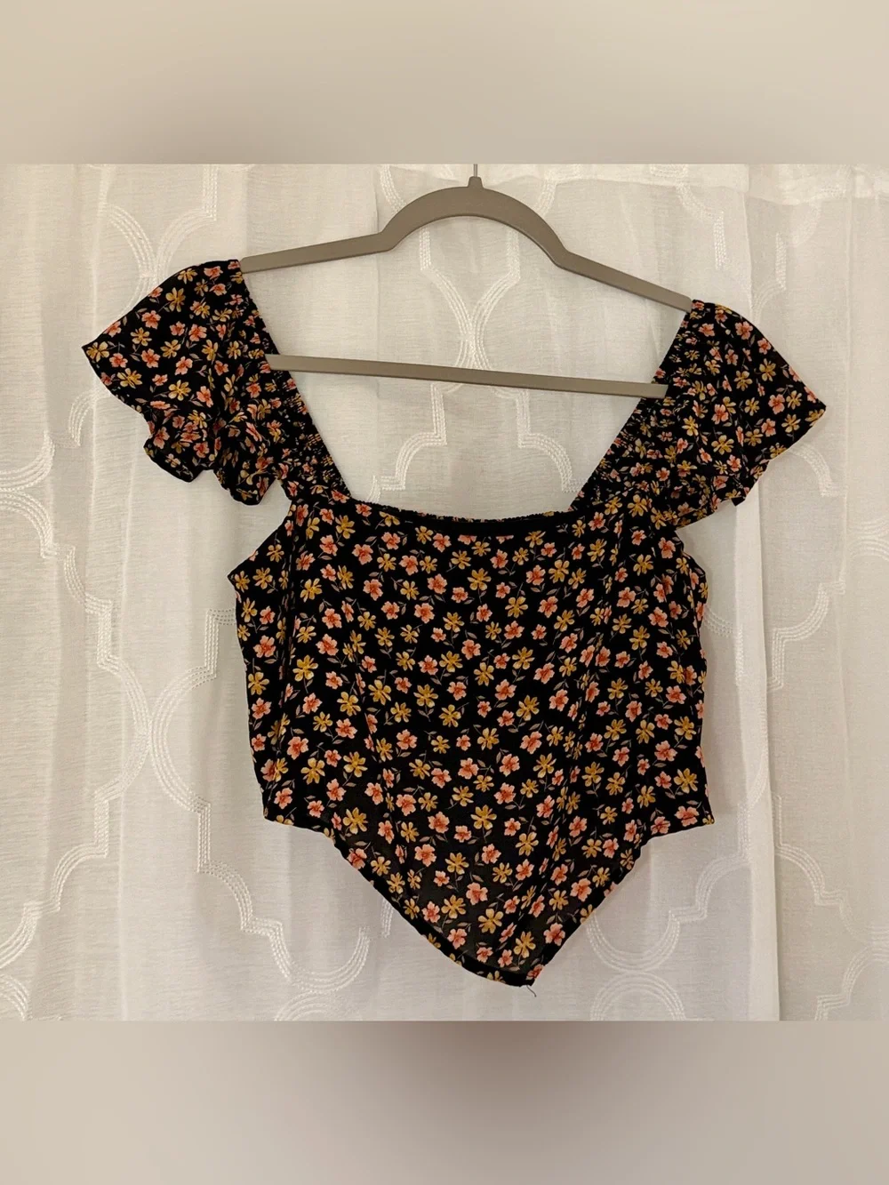 Sadie & Sage Black Ditsy Floral Handkerchief Crop Top | Medium